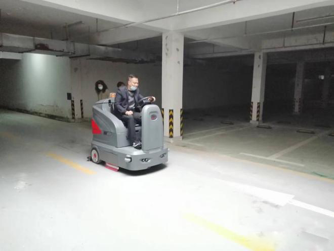 襄阳小区物业保洁不用人力改用驾驶式洗地机了
